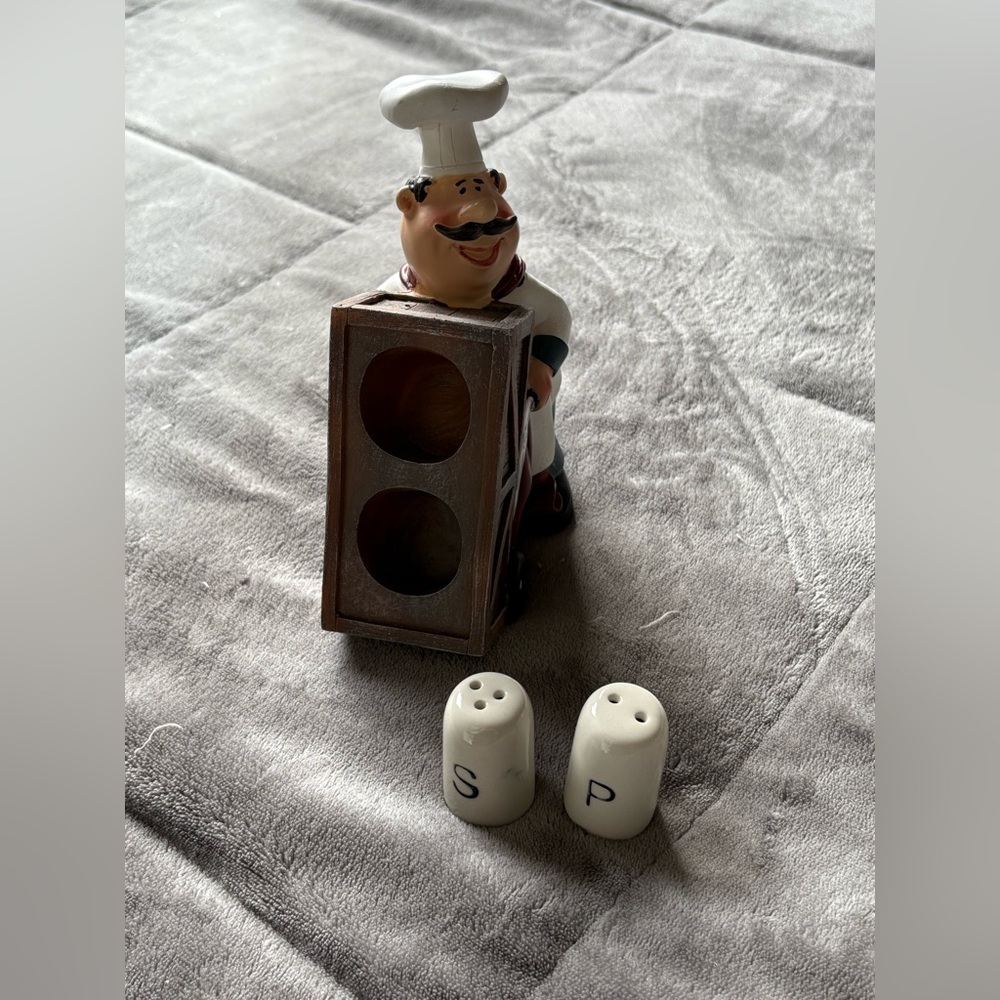 Chef Salt and Pepper Shaker Set - Picture 2 of 6